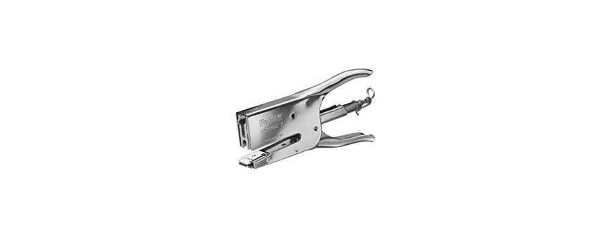 Manual staplers